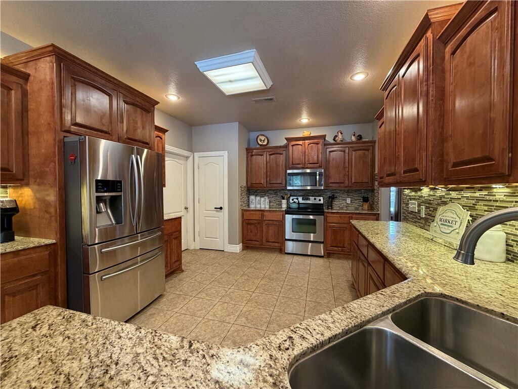 Foto del edificio - 2234 Tall Tree Ln