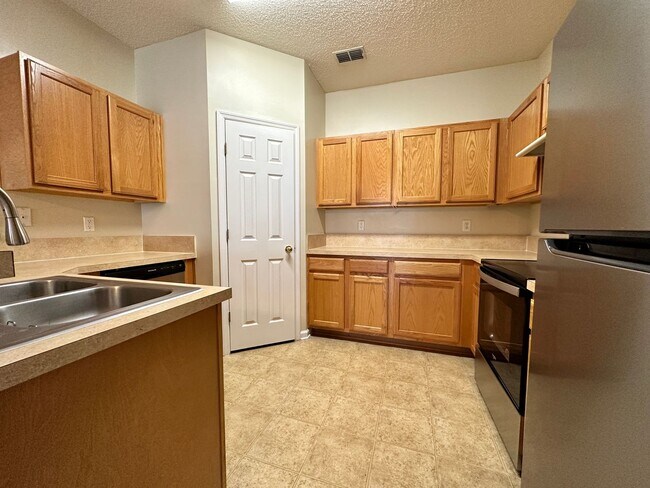 Building Photo - Three Bedroom, Two Car Garage Townhouse In...