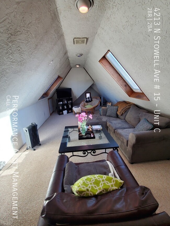 Foto del edificio - Cozy 2BD/1.5BA Shorewood Triplex