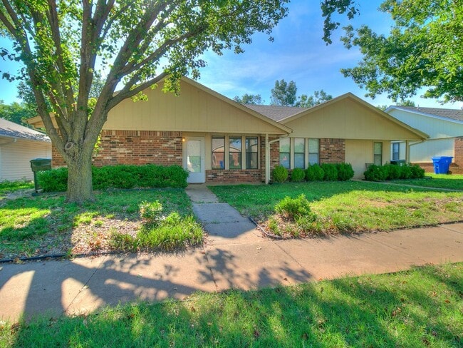 Building Photo - Adorable duplex in Norman