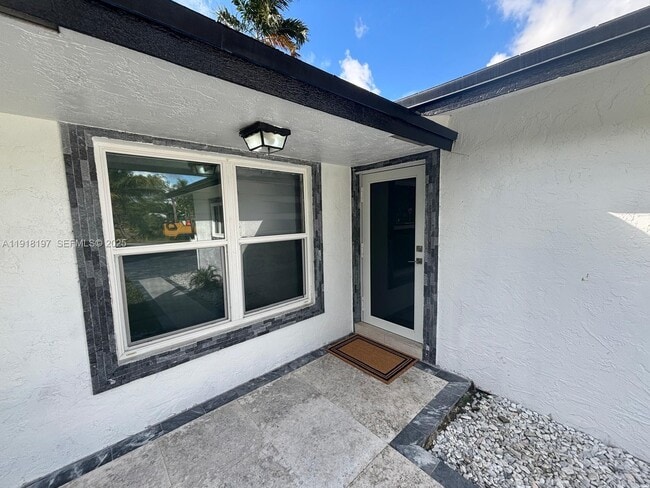 Building Photo - 2900 SW 16th St