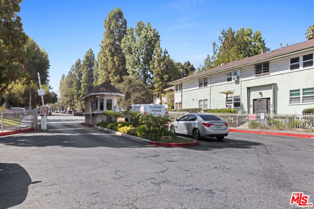 Foto principal - 5830 Bowcroft St
