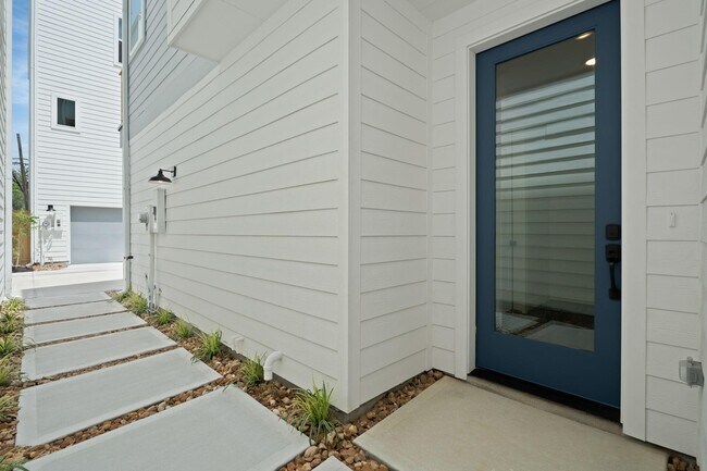 Building Photo - 3905 B Pinemont Dr