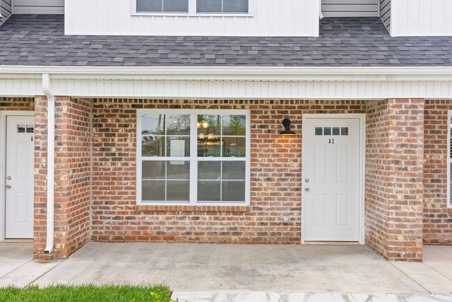 Building Photo - 1/2 off First Month! Close to downtown Clarksville & APSU! 2 Bed/2.5 Bath townhouse!