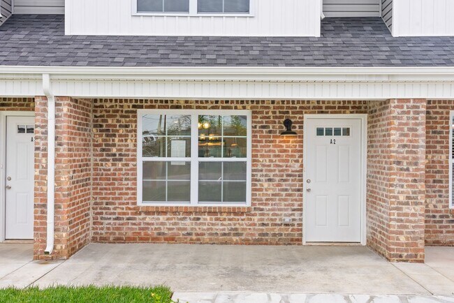 Building Photo - Coming SOON! Close to downtown Clarksville & APSU! 2 Bed/2.5 Bath townhouse!