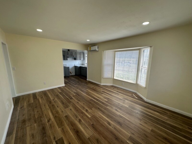 Living room/Dining room - 1715 W 64th St