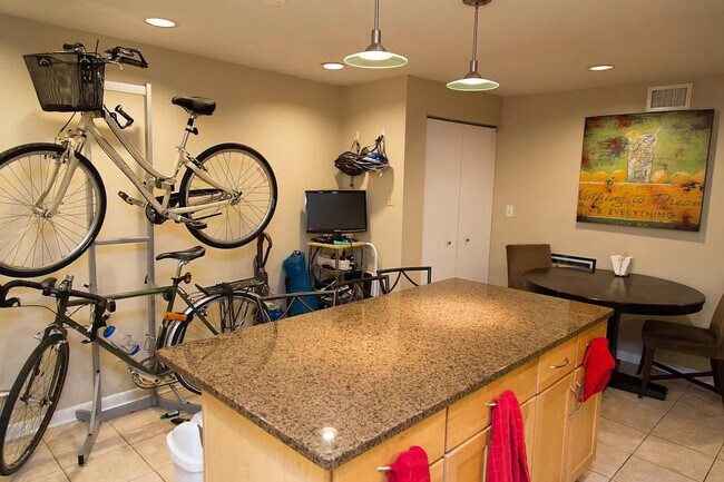 Kitchen - 3737 N Pine Grove Ave