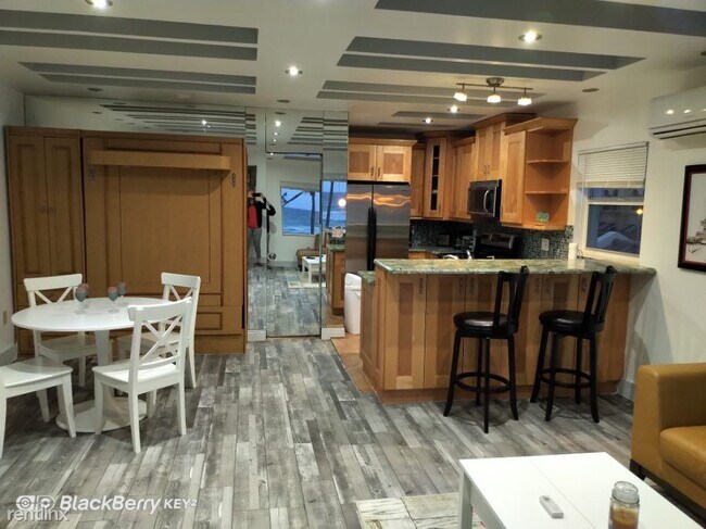 Foto del edificio - 3411 N Surf Rd