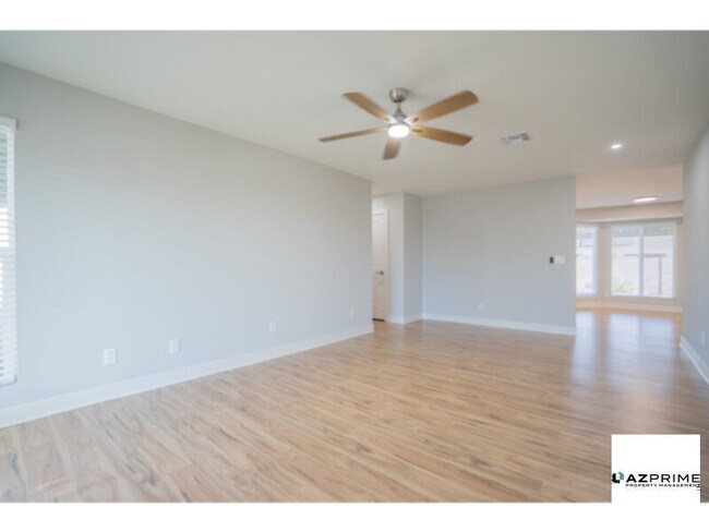 Building Photo - Bright &amp; Spacious 3/2 Phoenix Home - M...
