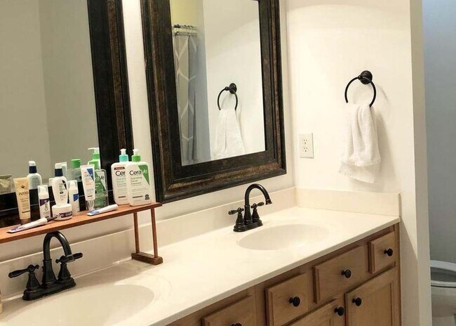 Foto del edificio - 1211 Lindsay Ln