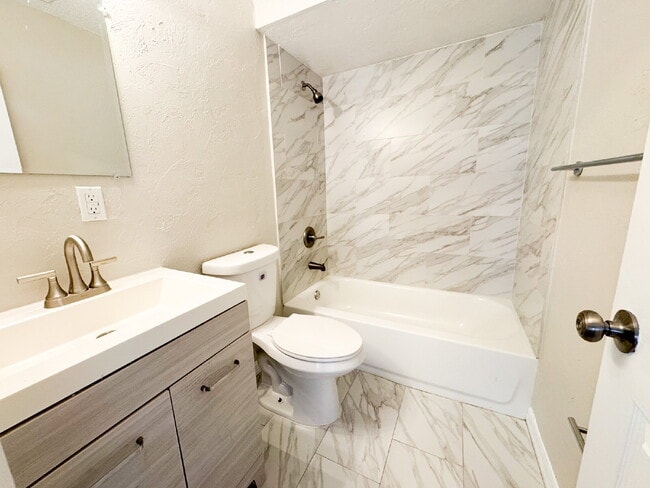 Foto del edificio - Updated 3 bedroom 2 bath! Lots of yard space for parking