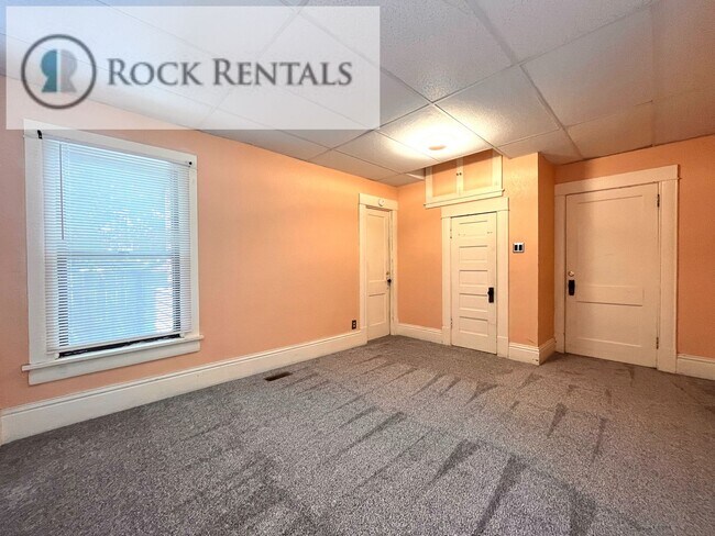Foto del edificio - 3 Bed 1 Bath with Bonus Room