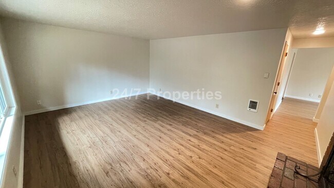 Foto del edificio - Beautiful 4 BD | 2 BA Corner Lot Home - Mi...