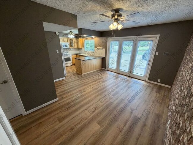 Building Photo - 2 Bed 2.5 Bath Condo on the golf course!