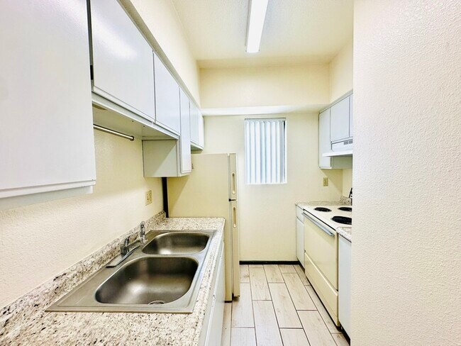Foto del edificio - Spacious 1 Bedroom in Gated Community, Off...