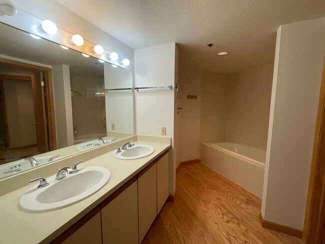Foto del edificio - Lovely 1st-Floor Condo in the Heart of Che...