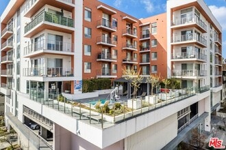 Building Photo - 453 S Kenmore Ave