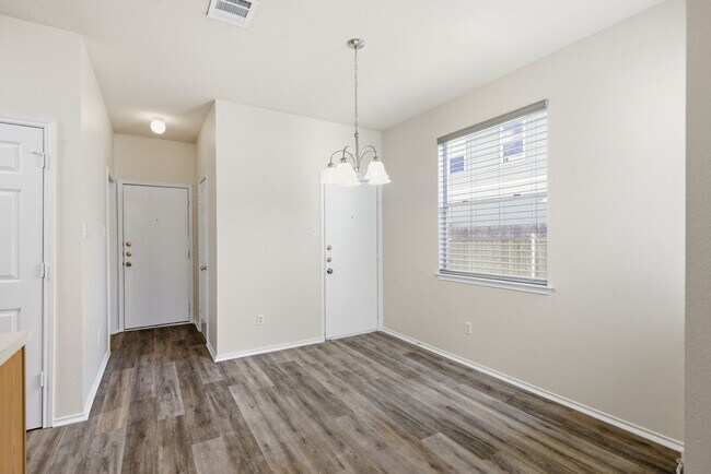 Foto del edificio - 14101 Harris Ridge Blvd