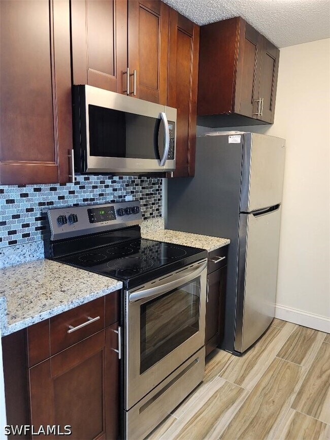 Building Photo - 190 Santa Clara Dr