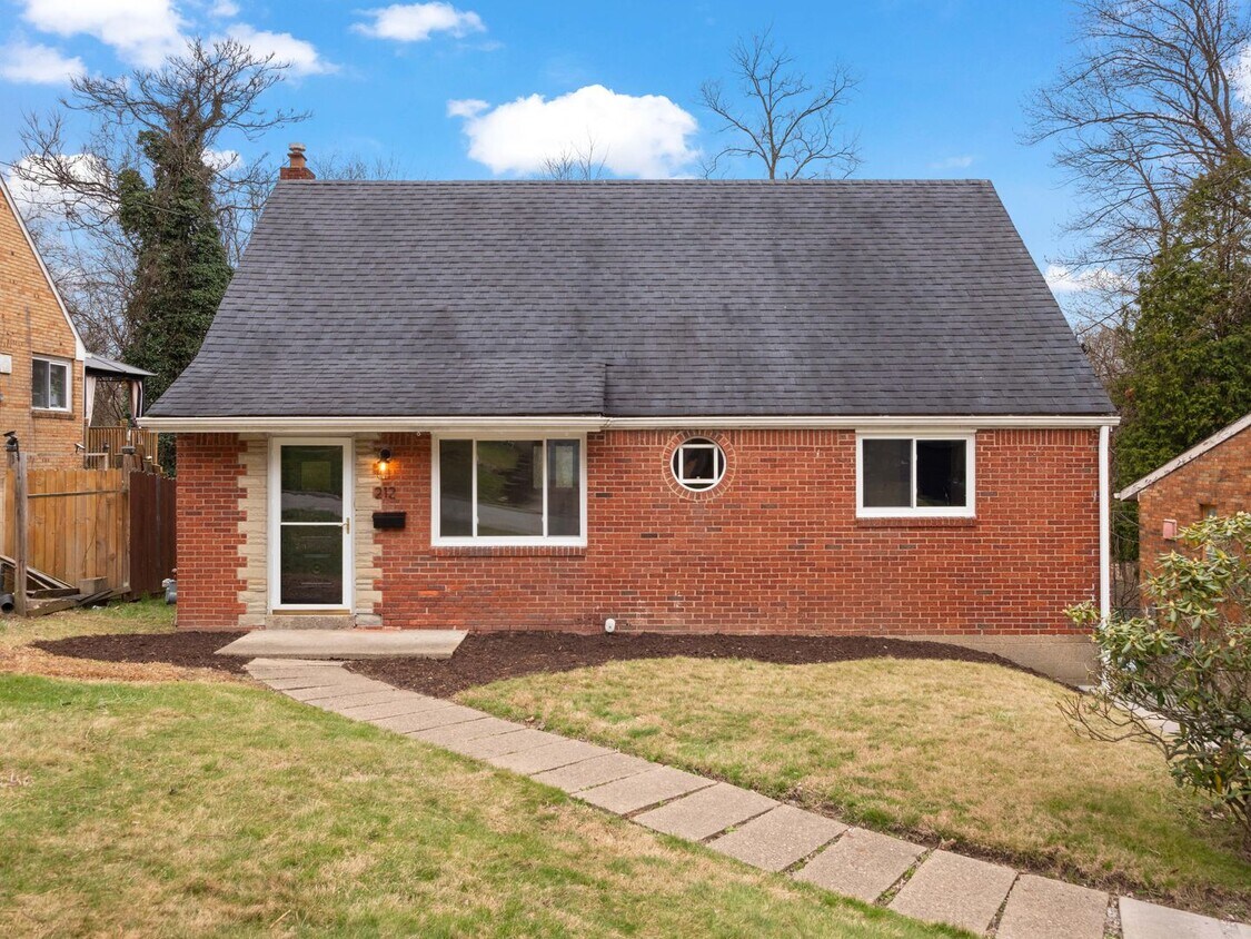 Primary Photo - FULLY UPDATED 3 BEDROOM!! AVAILABLE NOW!!