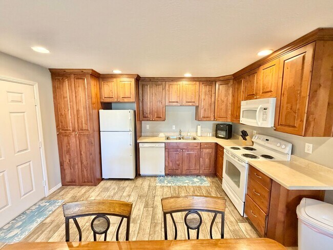 Foto del edificio - Resort Style Living - Getting freshly remodeled! Very Nice Sports Village Condo with lots of grea...