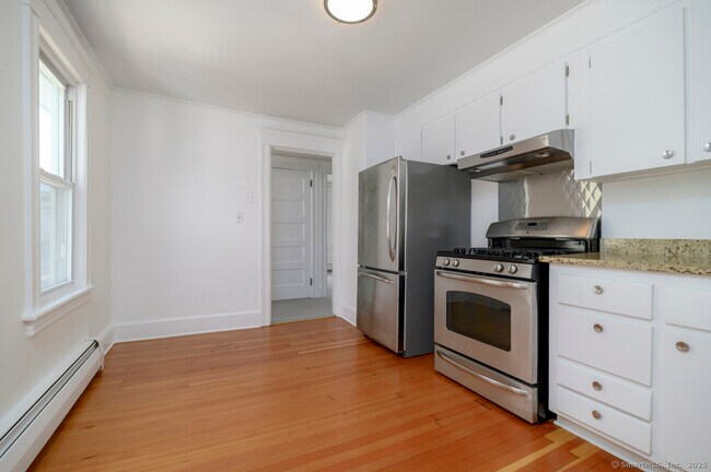 Foto del edificio - 231 Flax Hill Rd