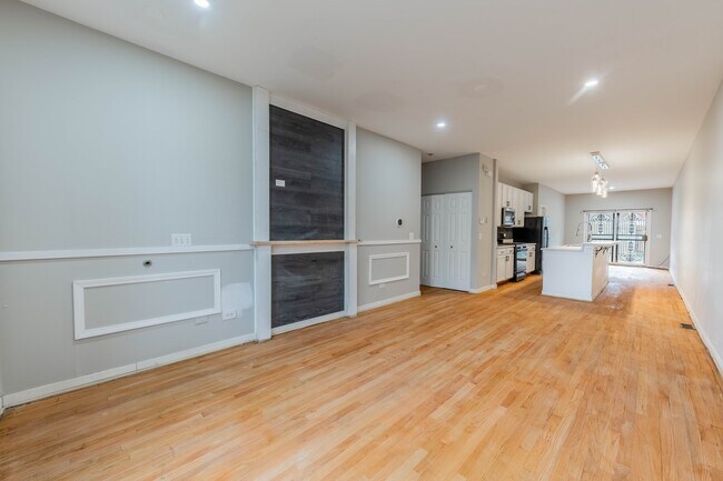Oak wood floors throughout living space - 1318 W Grenshaw St