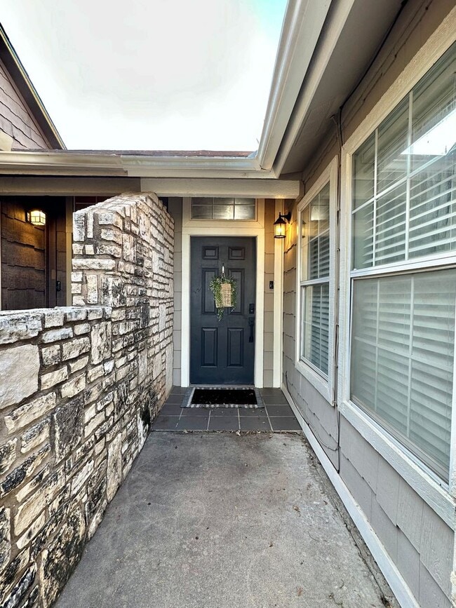 Foto del edificio - COMING SEPTEMBER 2025 - Updated 3 Bedroom ...