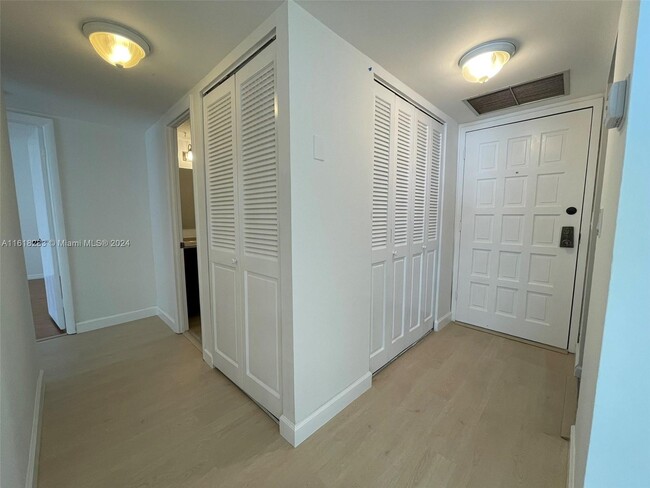 Foto del edificio - 3800 N Hills Dr