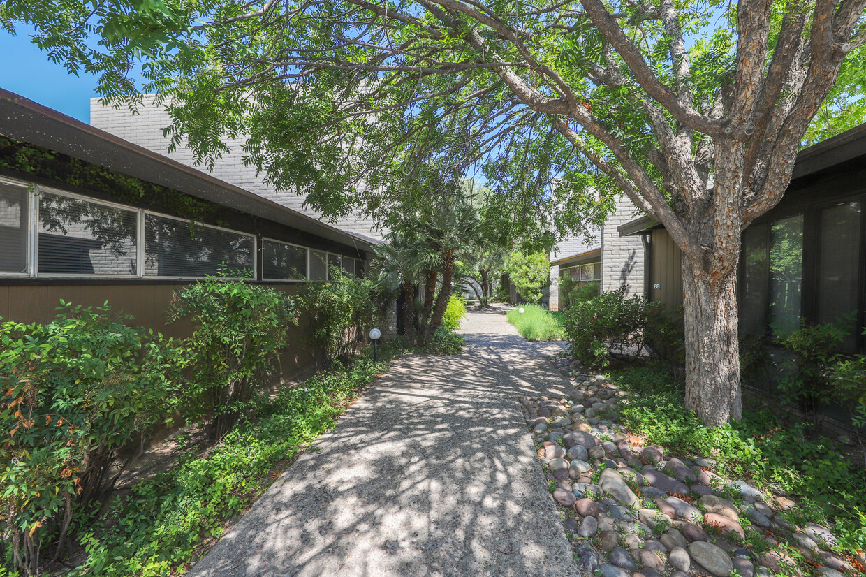 Primary Photo - 5701 E Glenn St