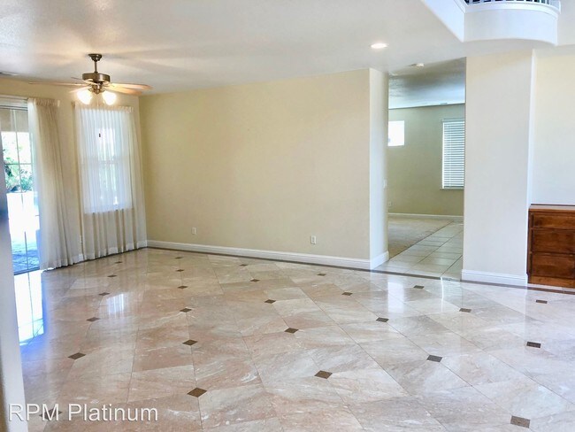 Foto del edificio - 5 br, 3 bath House - 2788 E. Omaha Ave.