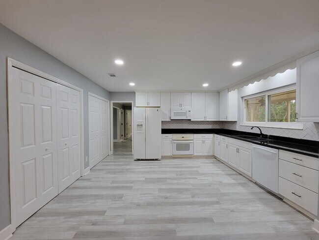 Foto del edificio - 4 bedroom house for rent in NE Tallahassee for $3250 with a 2 car garage, wood floors