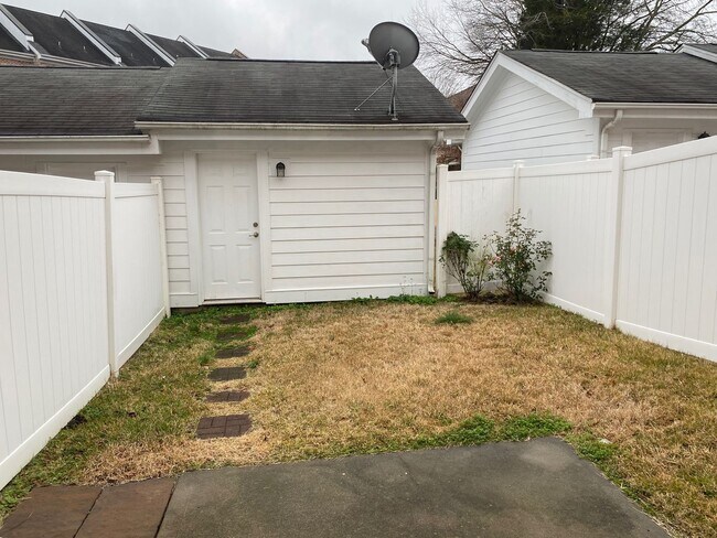 Foto del edificio - Walk To Shop and Dining - Fantastic North Charlotte Location