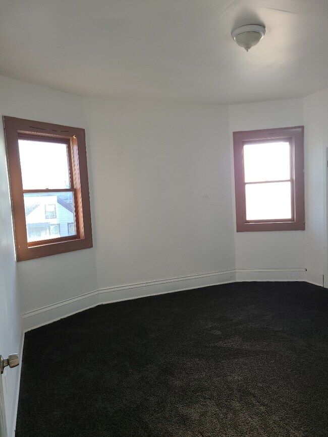 Building Photo - 2526 W Center St