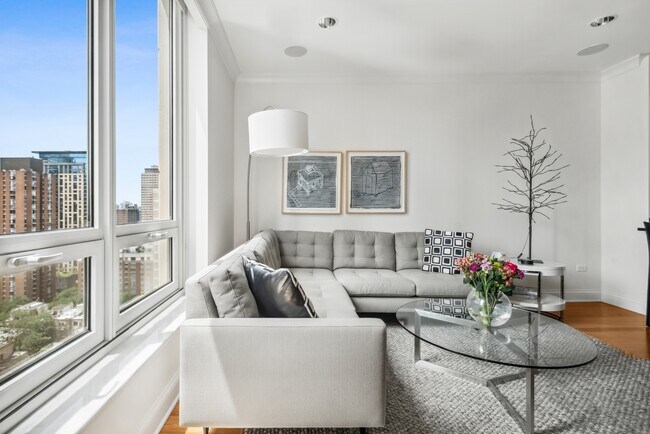 Building Photo - 10 E Delaware Pl