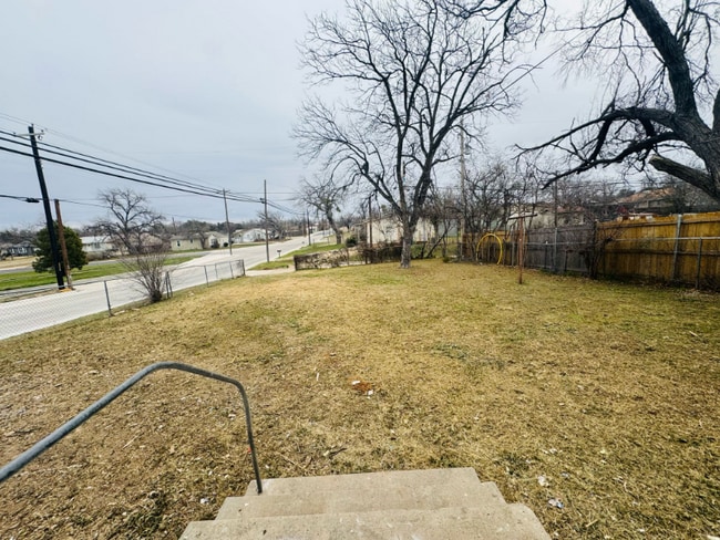 Building Photo - 2101 Woodlawn Dr