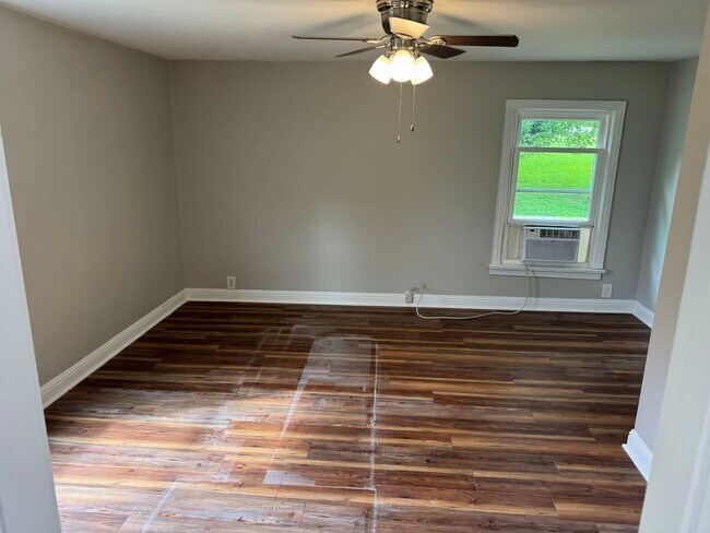 Building Photo - 4 Bedroom 1 Bathroom Home Located in Greeneville, TN