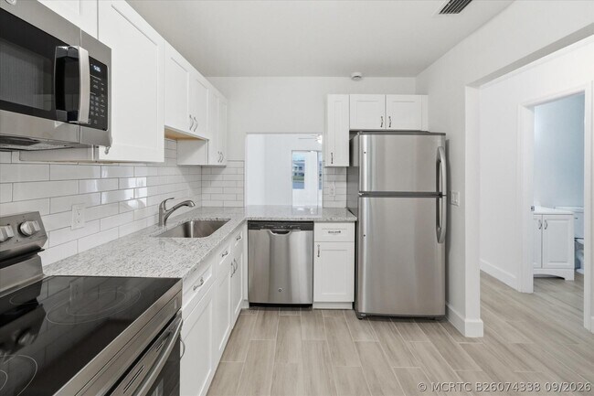 Building Photo - 428 Grove Isle Cir