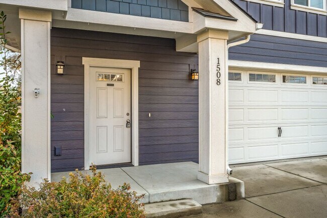 Foto del edificio - Canfield Mountain 3 bed 2.5 bath with loft area