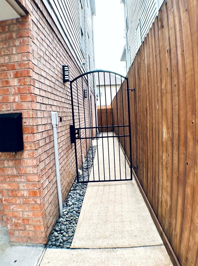 Building Photo - 913 Birdsall St