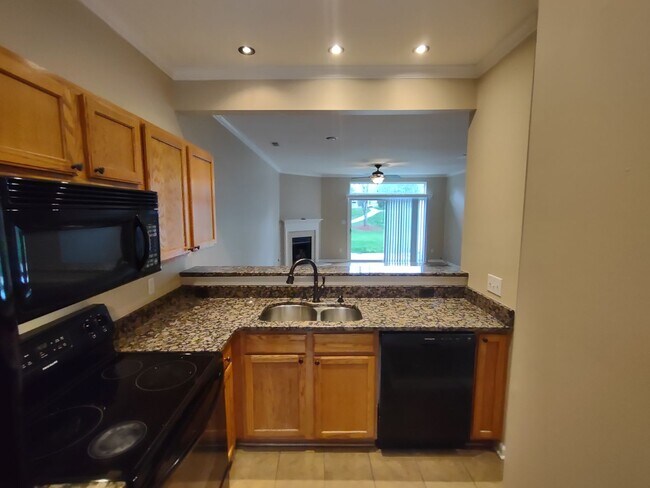 Foto del edificio - Move In Ready Townhome located in the Town...