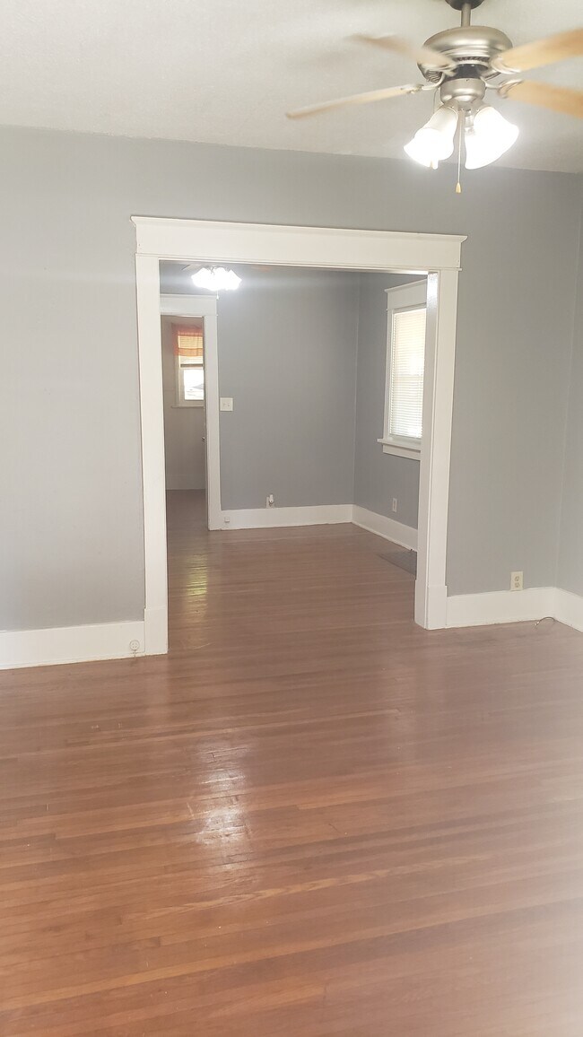 Building Photo - 2512 Oakwood Ave