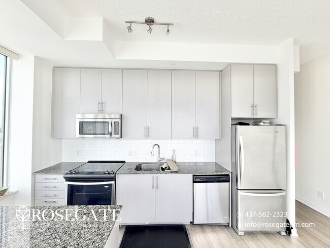 Photo du bâtiment - Modern 2-Bedroom Condo with Balcony & Park...