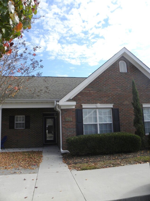 Central Wilmington! Live across from The Point at Barclay! Lovely one level patio home in popular... - Central Wilmington! Live across from The Point at Barclay! Lovely one level patio home in popular...