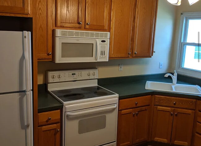 Building Photo - 2690 10th Ave