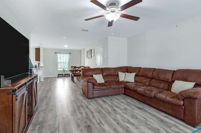 Foto del edificio - ASK ABOUT FREE APPLICATION FEES THROUGH AUGUST!  PRICE REDUCED!! Landscaping Included! Charming 3...