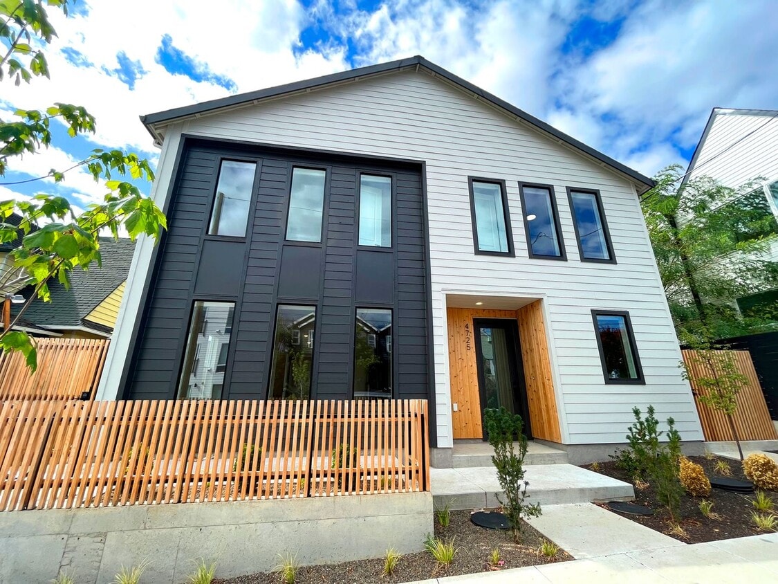 Stunning Modern Townhome-Style Unit with Washer/Dryer Included, A/C! - Stunning Modern Townhome-Style Unit with Washer/Dryer Included, A/C!