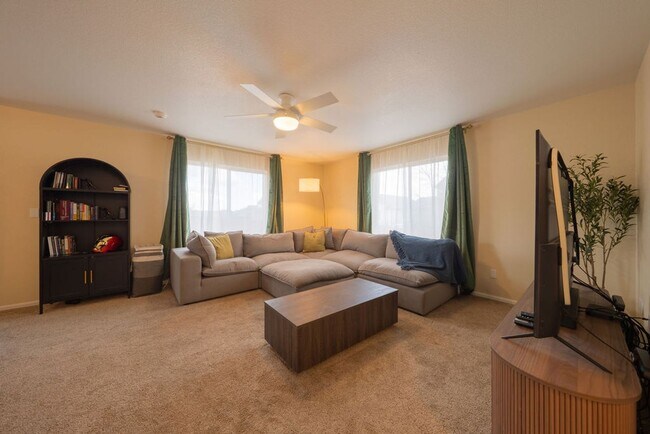 Building Photo - Short Term FULLY FURNISHED 3 bed home in Lorson Ranch!!!!