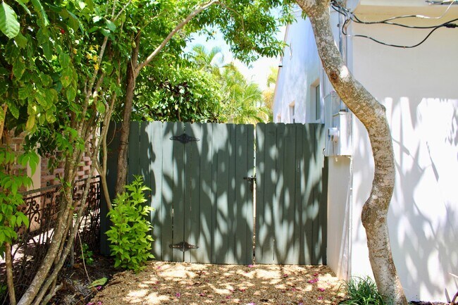 Foto del edificio - Fully Renovated 3/3 Northwood Home with Gu...