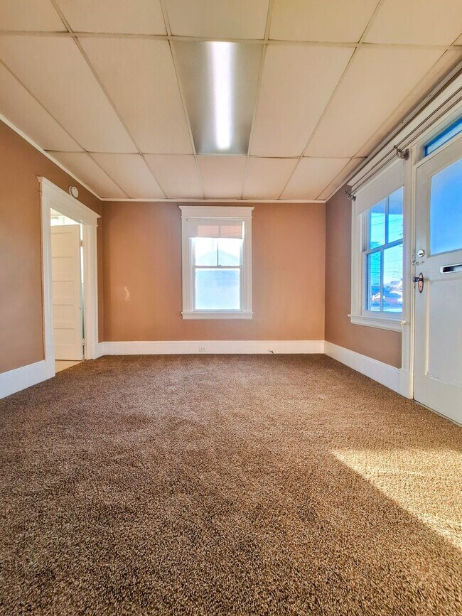 Building Photo - Charming 2bd House With New Paint and New ...